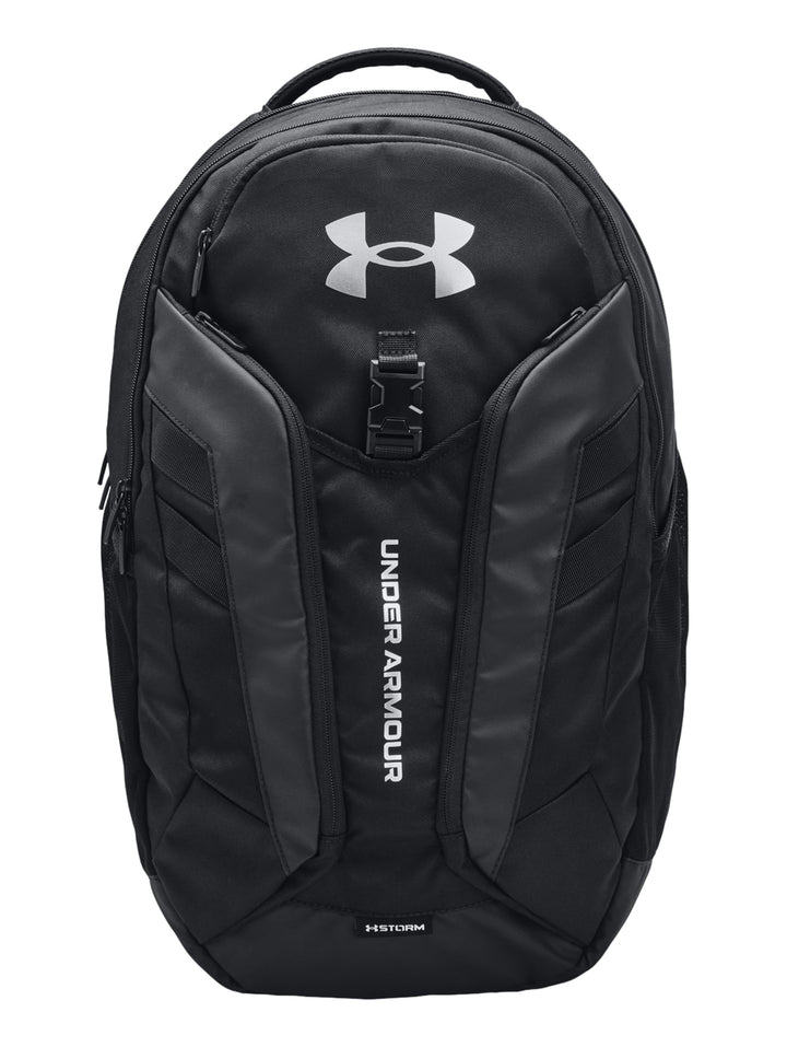 Mochila Under Armour Hustle Pro en color negro con logotipo plateado y diseño deportivo.