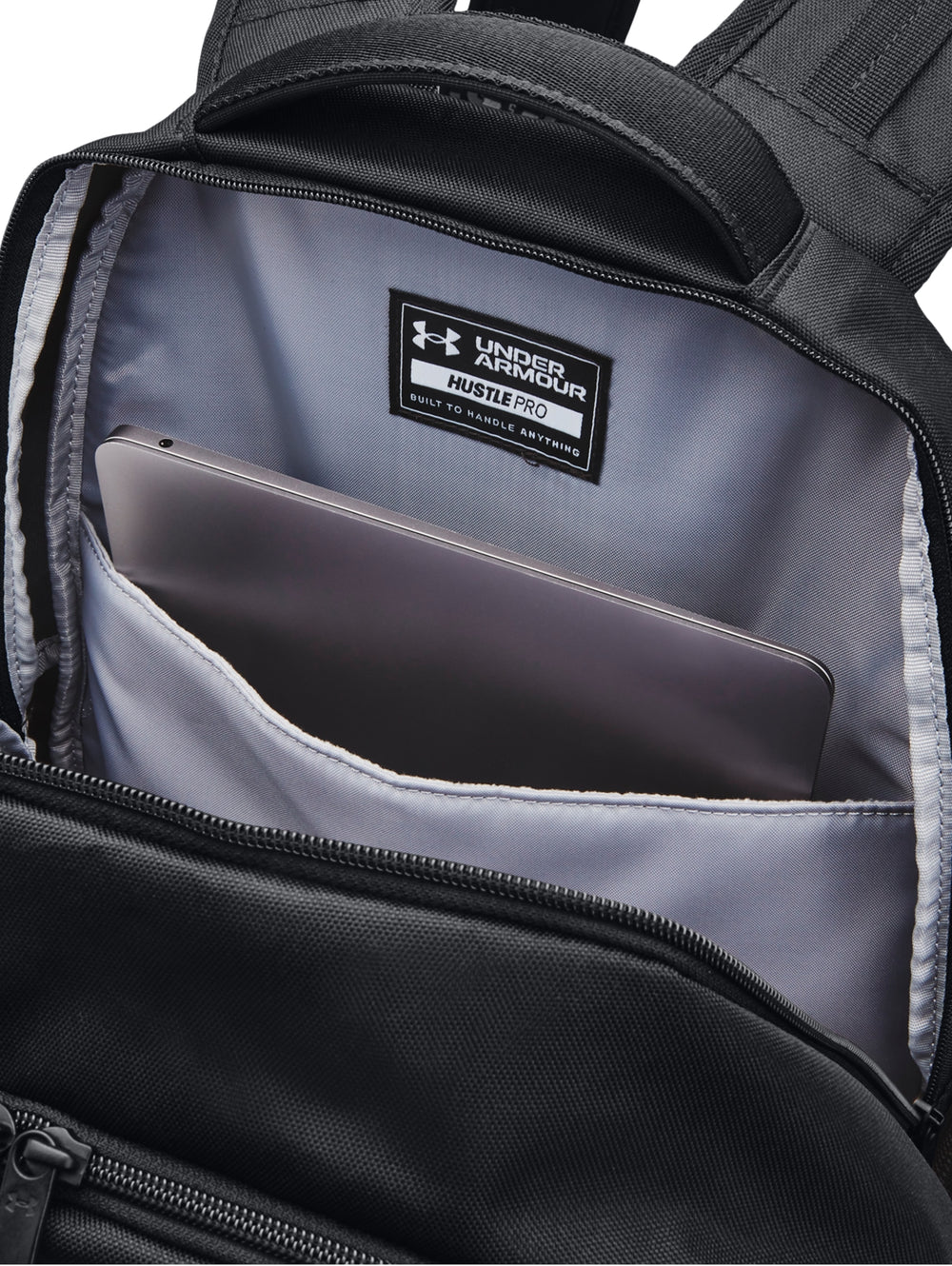 Mochila Under Armour Hustle Pro en color negro con logotipo plateado y diseño deportivo.