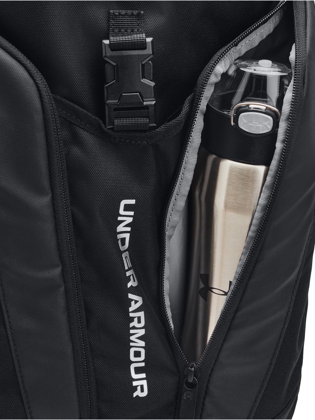 Mochila Under Armour Hustle Pro en color negro con logotipo plateado y diseño deportivo.