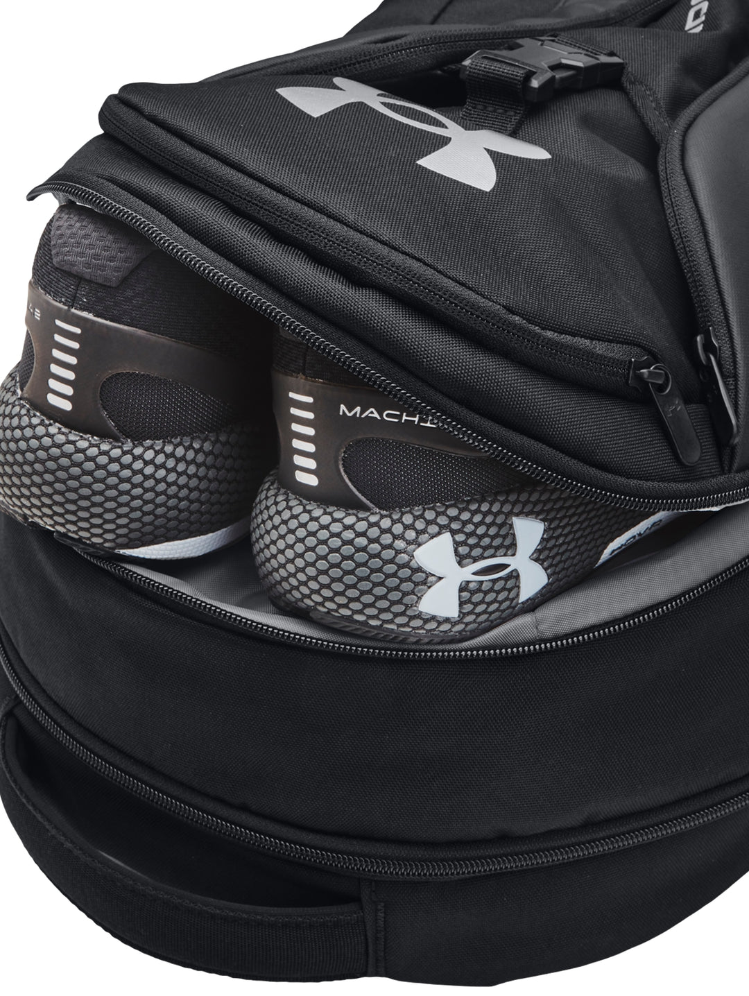 Mochila Under Armour Hustle Pro en color negro con logotipo plateado y diseño deportivo.