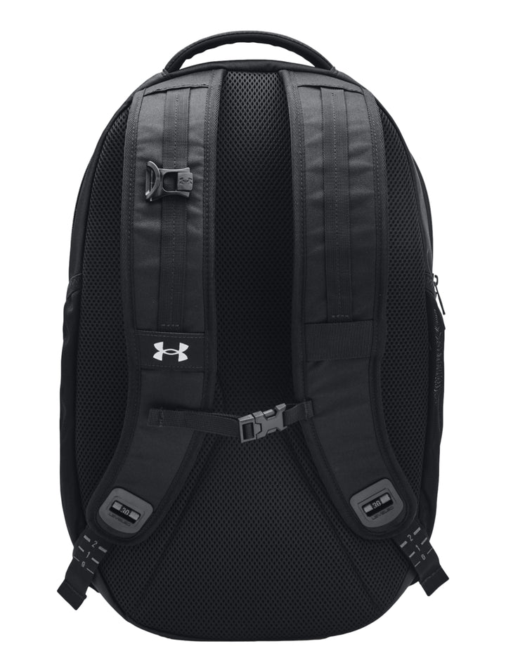 Mochila Under Armour Hustle Pro en color negro con logotipo plateado y diseño deportivo.