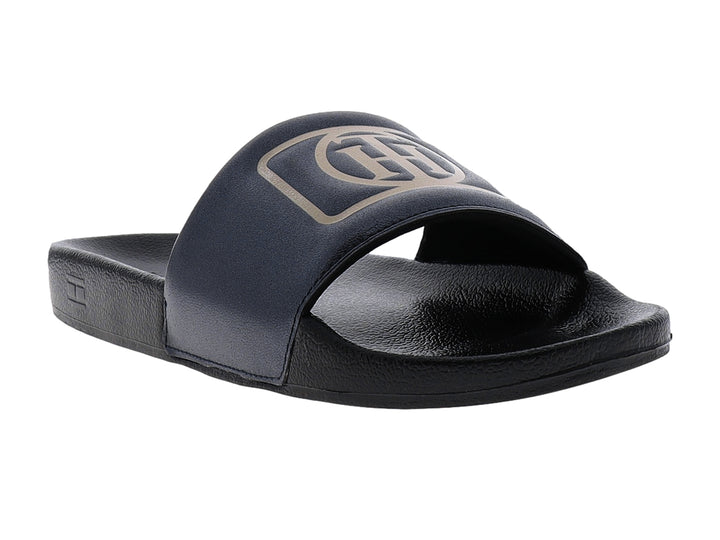 Sandalias tipo slide color negro con logotipo en la correa.