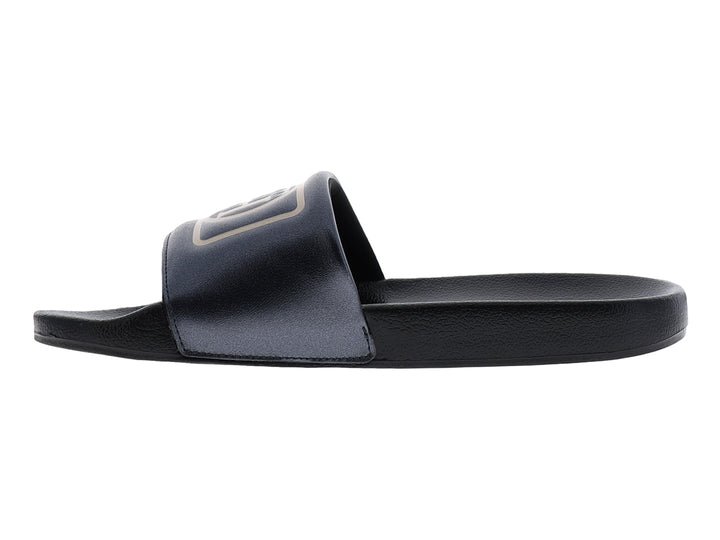 Sandalias tipo slide color negro con logotipo en la correa.