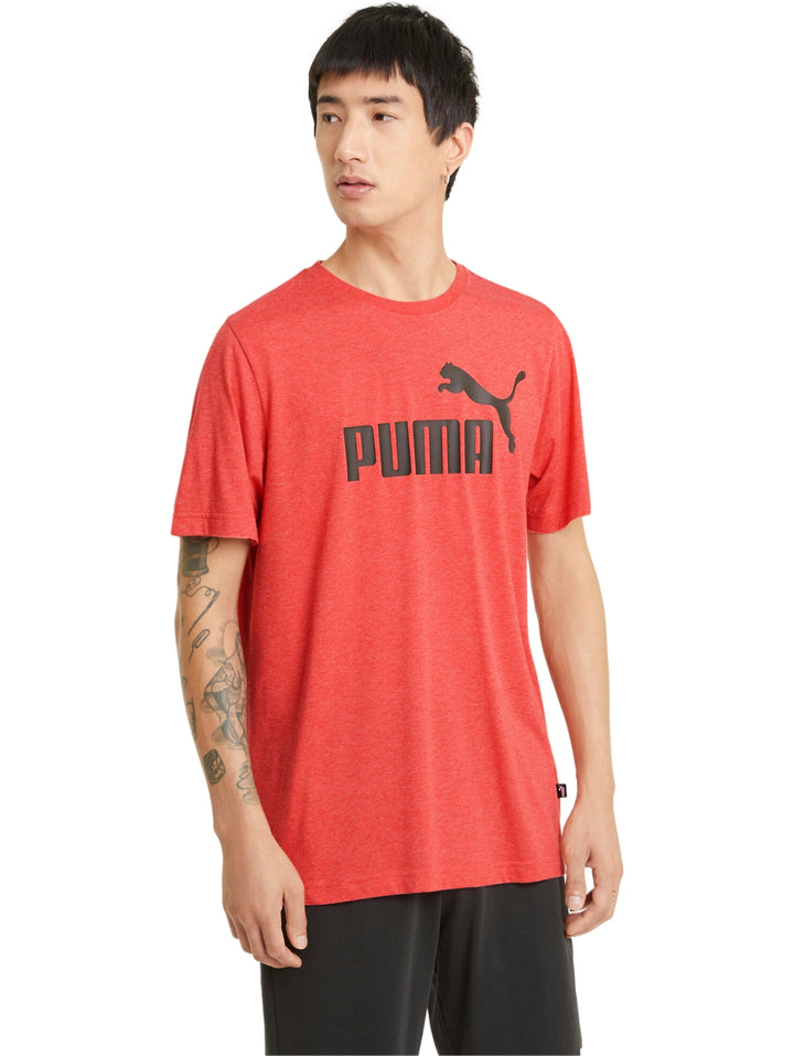 Hombre vistiendo camiseta PUMA color rojo con logotipo negro en el pecho.