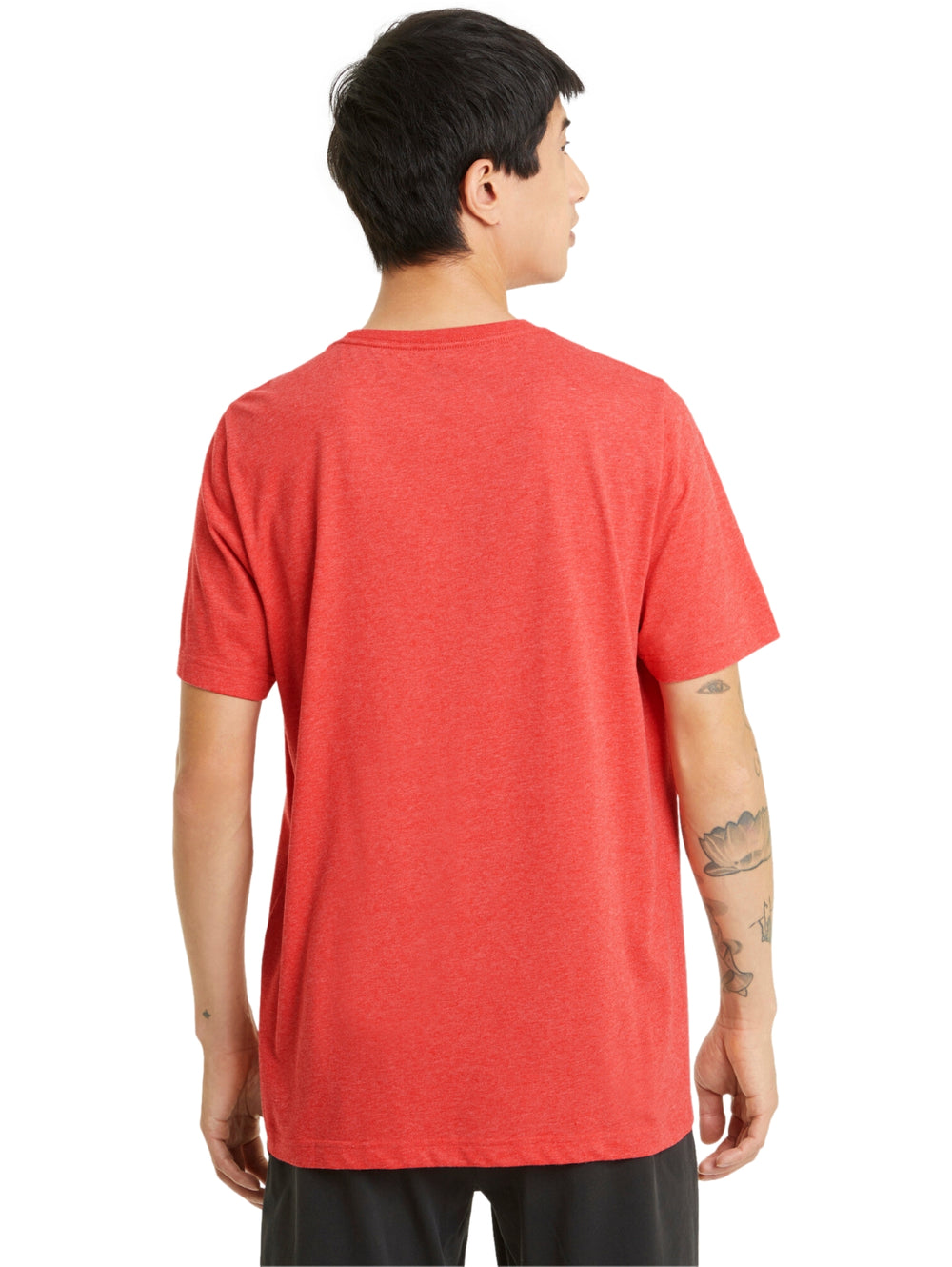 Hombre vistiendo camiseta PUMA color rojo con logotipo negro en el pecho.