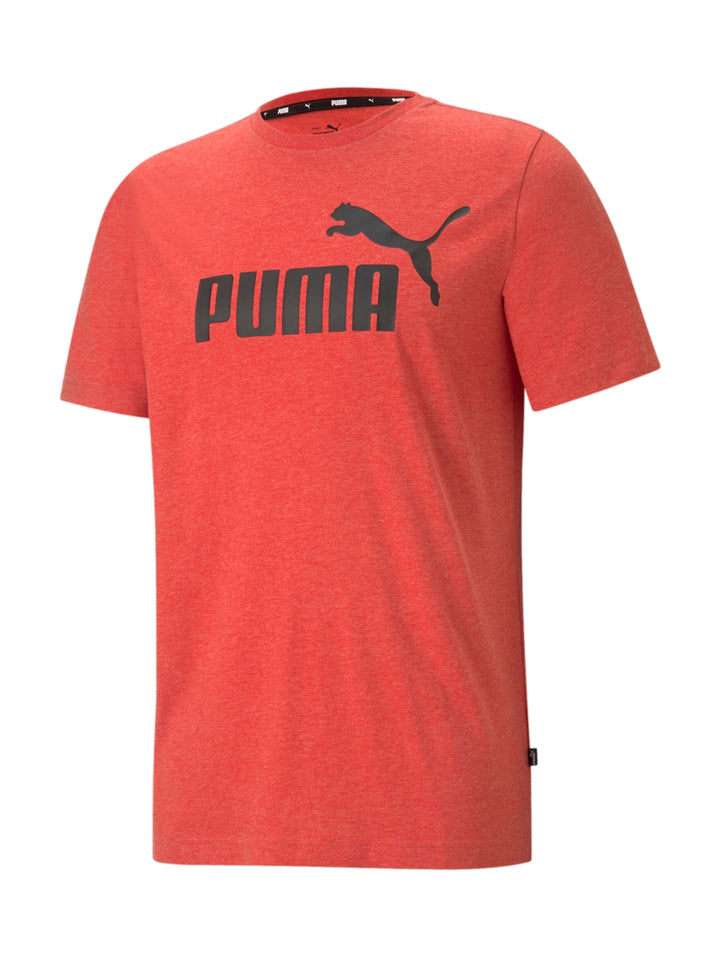 Hombre vistiendo camiseta PUMA color rojo con logotipo negro en el pecho.