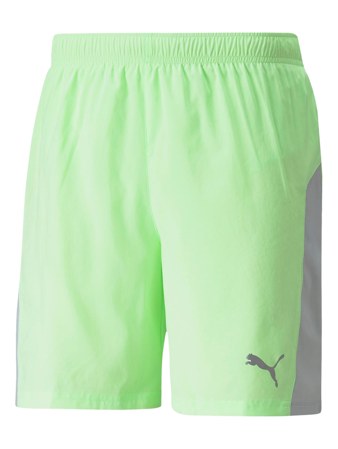 Hombre vistiendo shorts deportivos PUMA color verde lima con logo blanco en la pierna izquierda.