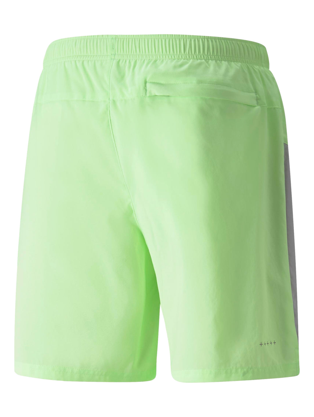 Hombre vistiendo shorts deportivos PUMA color verde lima con logo blanco en la pierna izquierda.