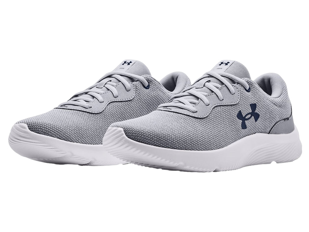 Tenis deportivos Under Armour Mojo 2 color gris con suela blanca y logo azul.