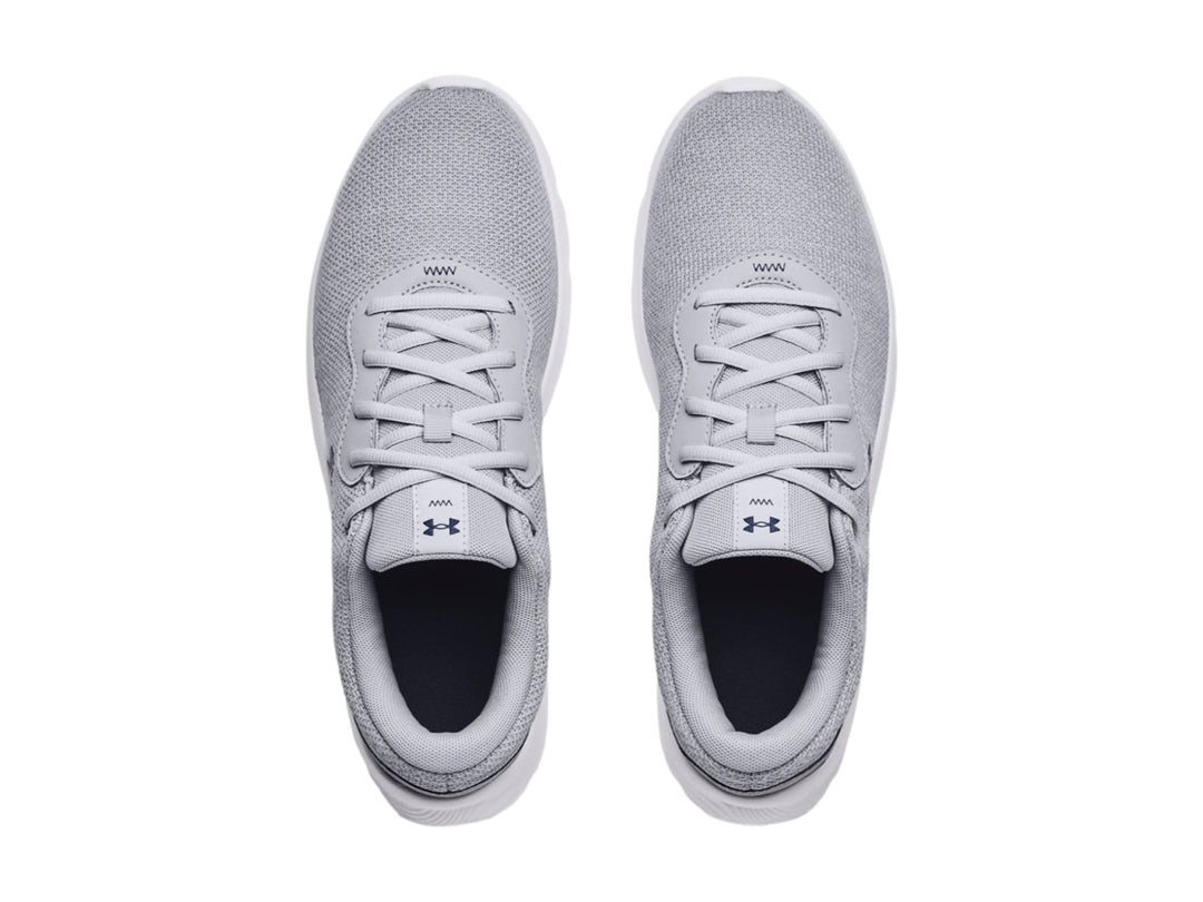 Tenis deportivos Under Armour Mojo 2 color gris con suela blanca y logo azul.