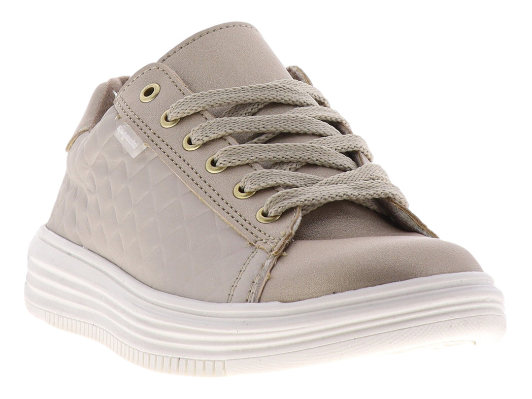 Tenis casuales color oro con suela blanca y textura acolchada en los laterales.
