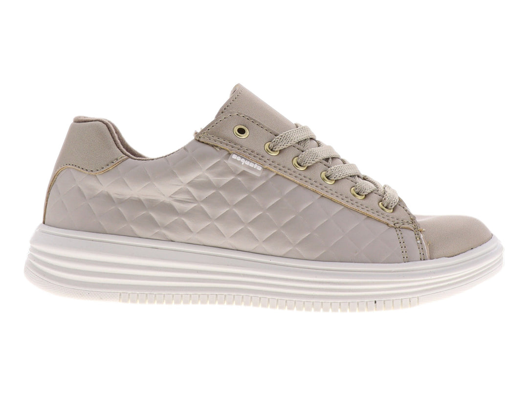 Tenis casuales color oro con suela blanca y textura acolchada en los laterales.