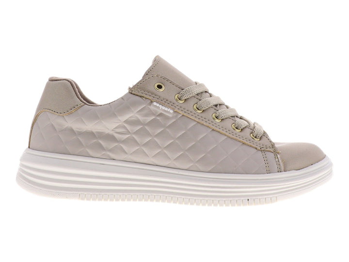 Tenis casuales color oro con suela blanca y textura acolchada en los laterales.