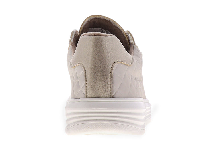 Tenis casuales color oro con suela blanca y textura acolchada en el lateral.