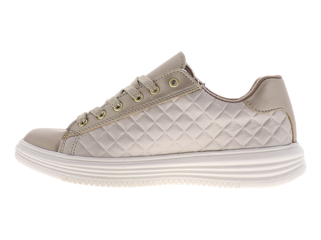 Tenis casuales color oro con suela blanca y textura acolchada en el lateral.