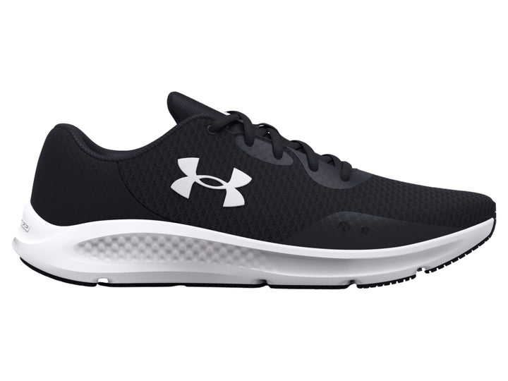 Tenis deportivos Under Armour color negro con suela blanca y logotipo blanco lateral.