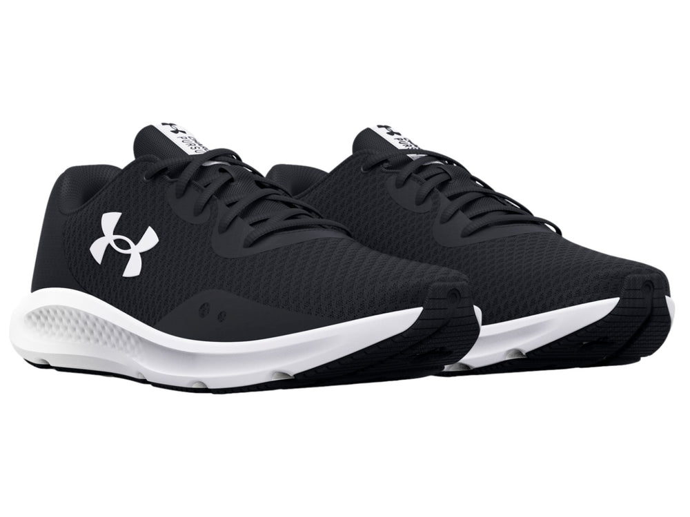 Tenis deportivos Under Armour color negro con suela blanca y logotipo blanco lateral.