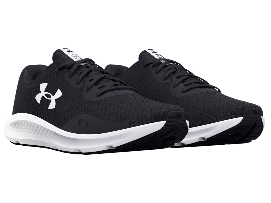 Tenis deportivos Under Armour color negro con suela blanca y logotipo blanco lateral.