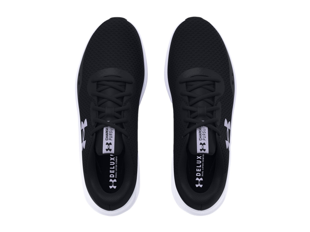 Tenis deportivos Under Armour color negro con suela blanca y logotipo blanco lateral.