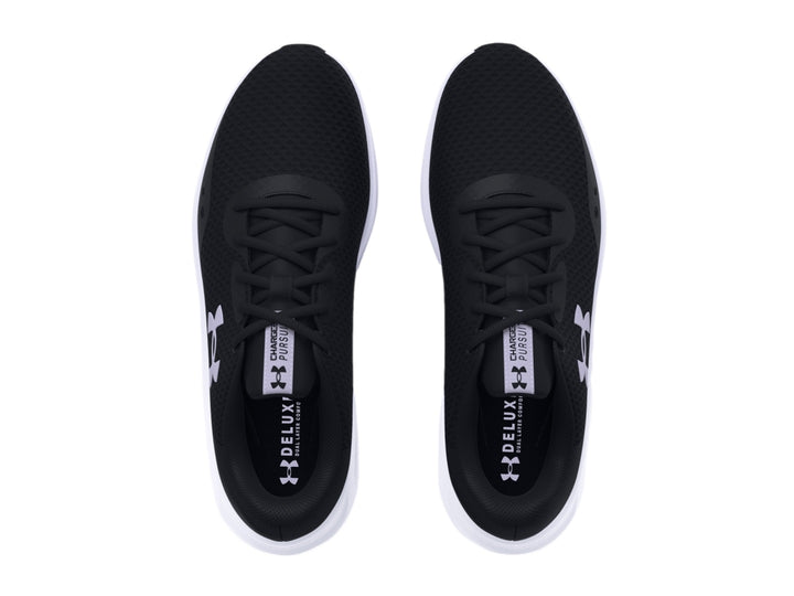 Tenis deportivos Under Armour color negro con suela blanca y logotipo blanco lateral.