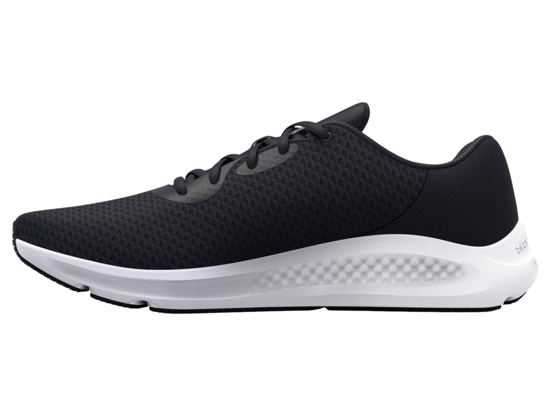 Tenis deportivos Under Armour color negro con suela blanca y logotipo blanco lateral.
