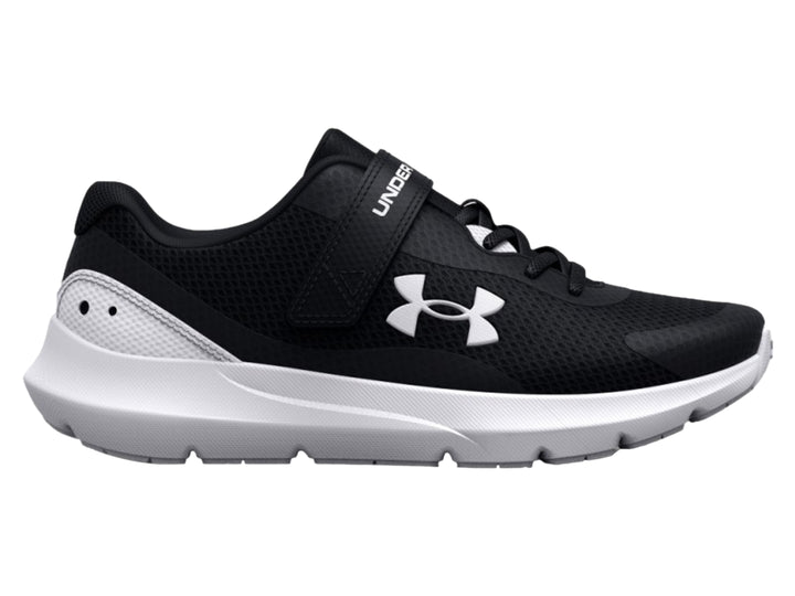 Tenis deportivos Under Armour Surge 3 AC en color negro con suela y logotipo blancos, incluye correa de ajuste.