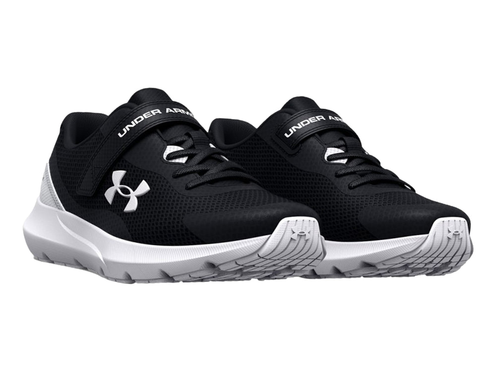 Tenis deportivos Under Armour Surge 3 AC en color negro con suela y logotipo blancos, incluye correa de ajuste.