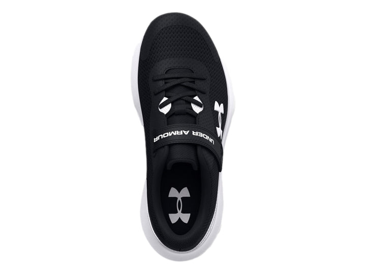 Tenis deportivos Under Armour Surge 3 AC en color negro con suela y logotipo blancos, incluye correa de ajuste.