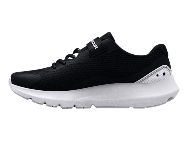 Tenis deportivos Under Armour Surge 3 AC en color negro con suela y logotipo blancos, incluye correa de ajuste.