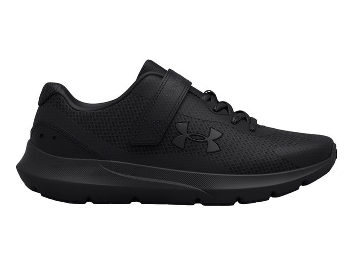 Tenis deportivos Under Armour color negro con correa ajustable y agujetas.