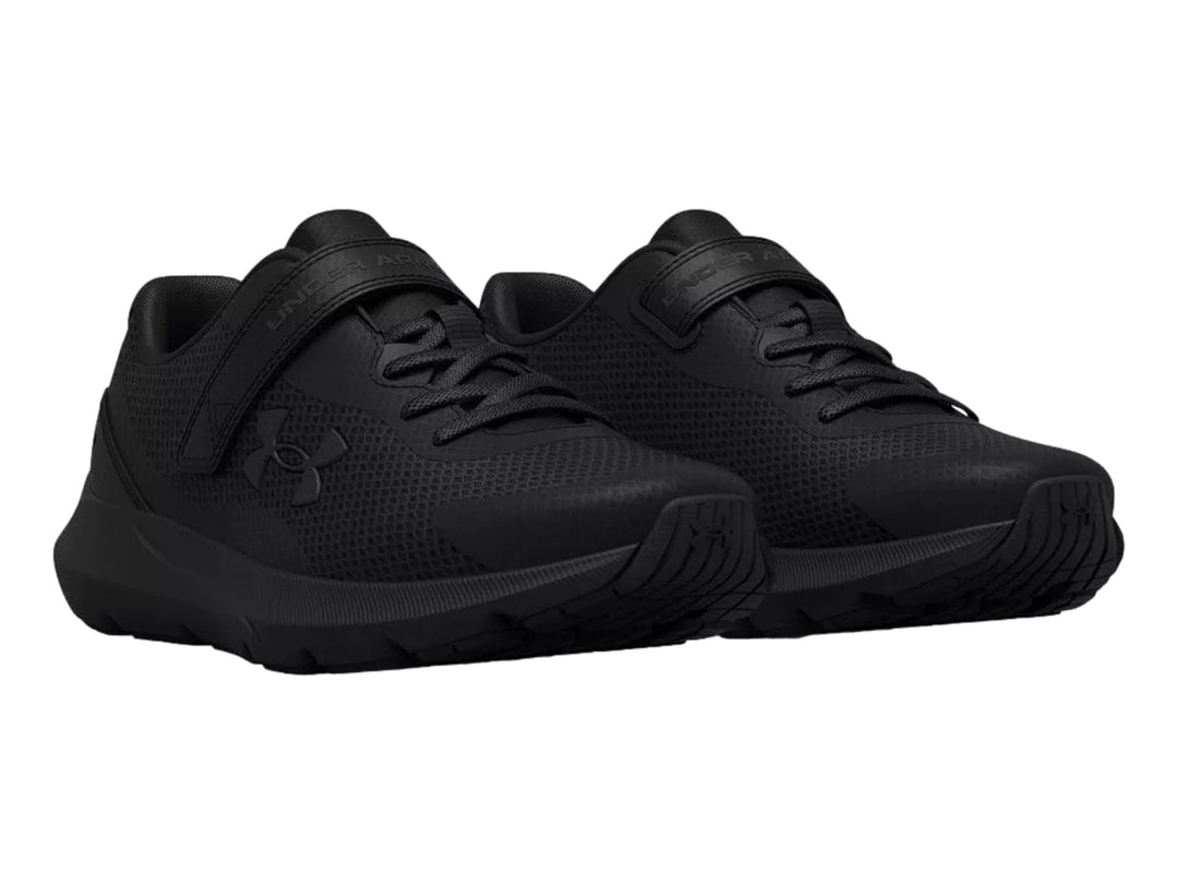 Tenis deportivos Under Armour color negro con correa ajustable y agujetas.