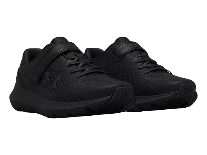 Tenis deportivos Under Armour color negro con correa ajustable y agujetas.