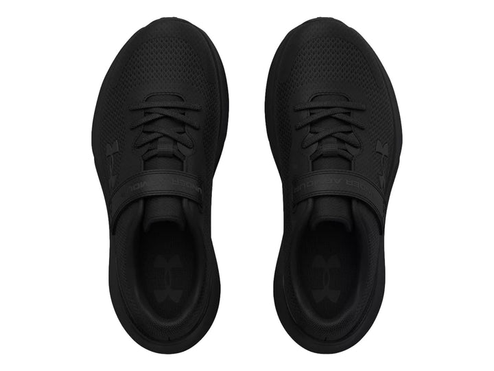 Tenis deportivos Under Armour color negro con correa ajustable y agujetas.