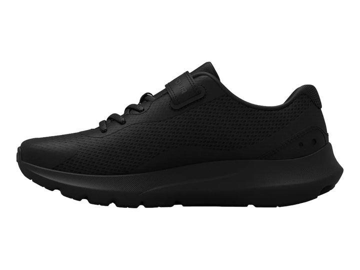 Tenis deportivos Under Armour color negro con correa ajustable y agujetas.