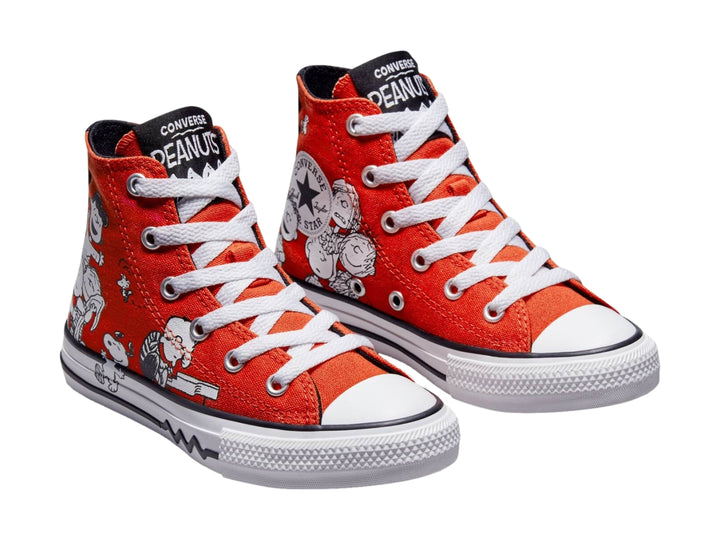Tenis Converse Chuck Taylor All Star HI en color rojo con ilustraciones de los personajes de Peanuts y suela blanca.