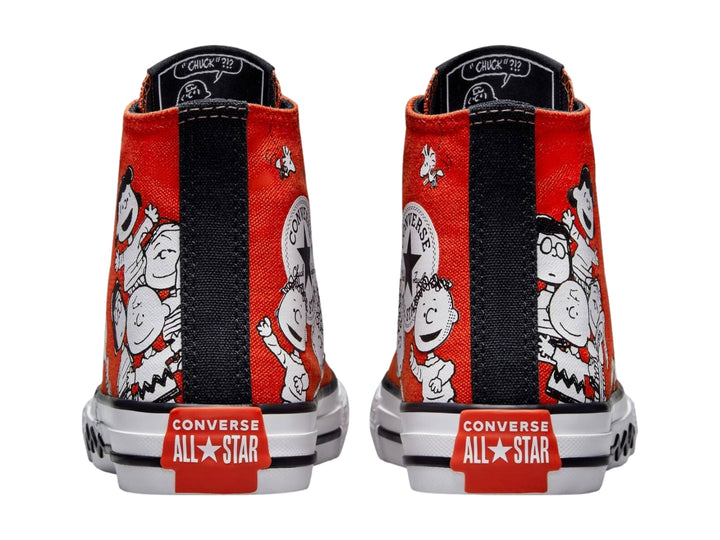 Tenis Converse Chuck Taylor All Star HI en color rojo con ilustraciones de los personajes de Peanuts y suela blanca.