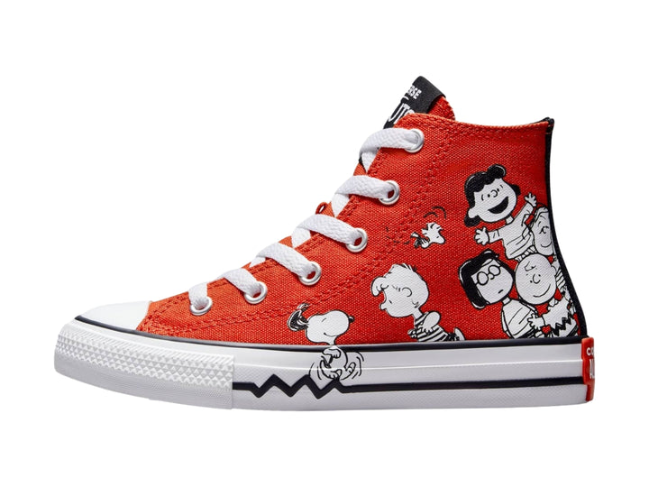 Tenis Converse Chuck Taylor All Star HI en color rojo con ilustraciones de los personajes de Peanuts y suela blanca.