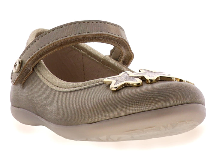 Zapato dorado para bebé con detalles de estrellas en la punta y correa ajustable.