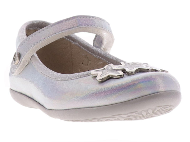 Zapato plateado iridiscente para niña con adornos de estrellas y correa superior.