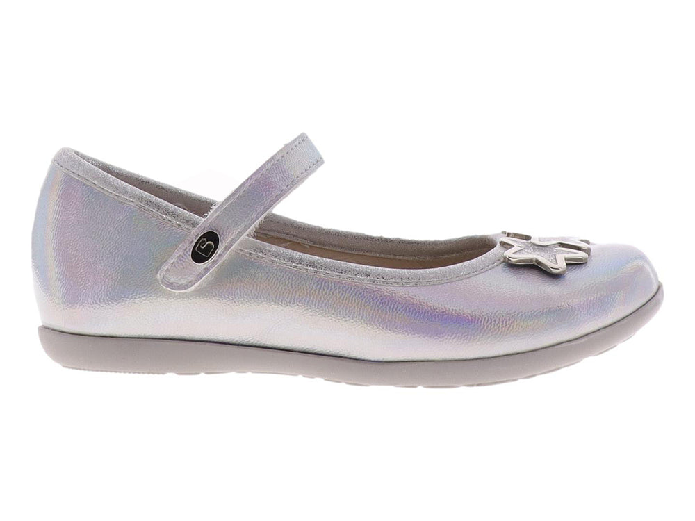 Zapato plateado iridiscente para niña con adornos de estrellas y correa superior.