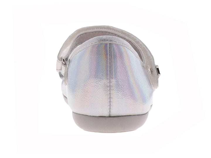 Zapato plateado iridiscente para niña con adornos de estrellas y correa superior.