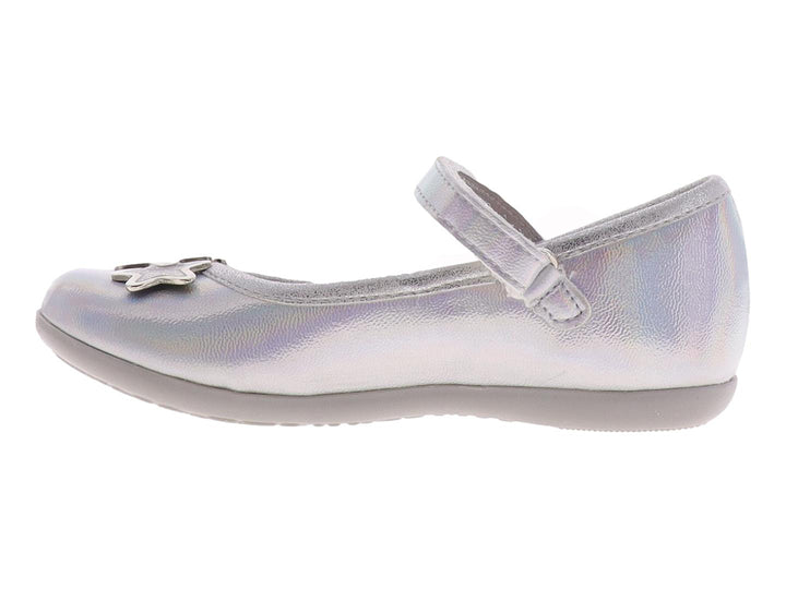 Zapato plateado iridiscente para niña con adornos de estrellas y correa superior.