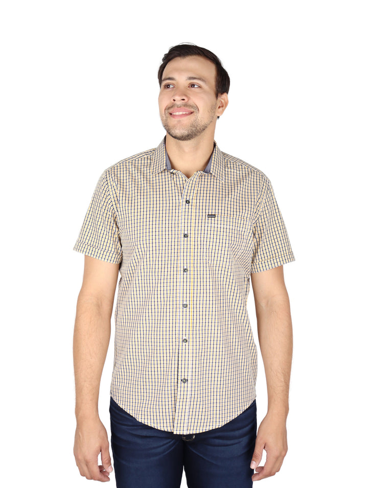 Hombre vistiendo camisa de manga corta con estampado de cuadros amarillos y negros de la marca Sherman Morgan.