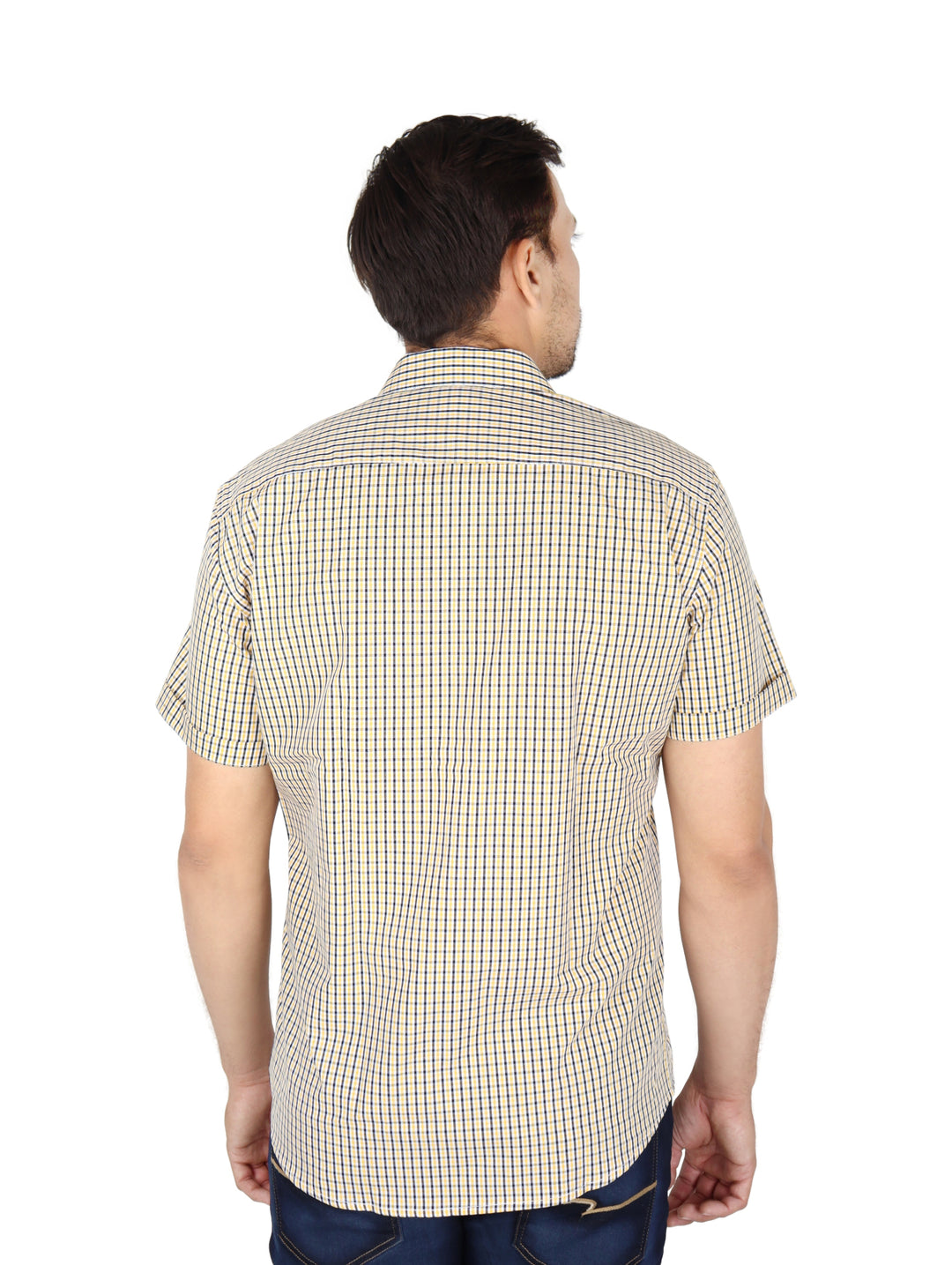Hombre vistiendo camisa de manga corta con estampado de cuadros amarillos y negros de la marca Sherman Morgan.