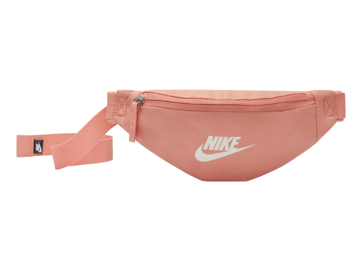 Riñonera Nike de color rosa claro con logotipo blanco en el centro y correa ajustable.