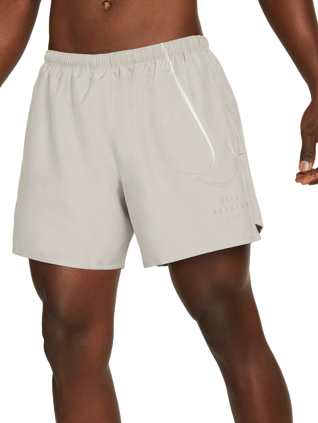 Pantalones cortos deportivos Nike en color gris cobblestone para hombre.