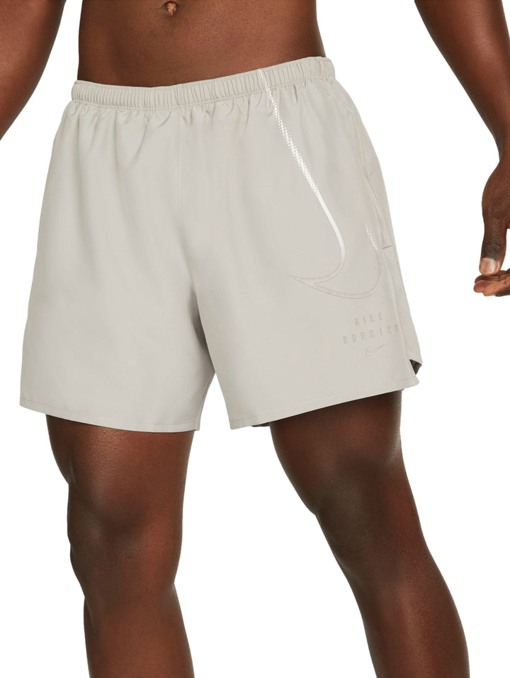 Pantalones cortos deportivos Nike en color gris cobblestone para hombre.