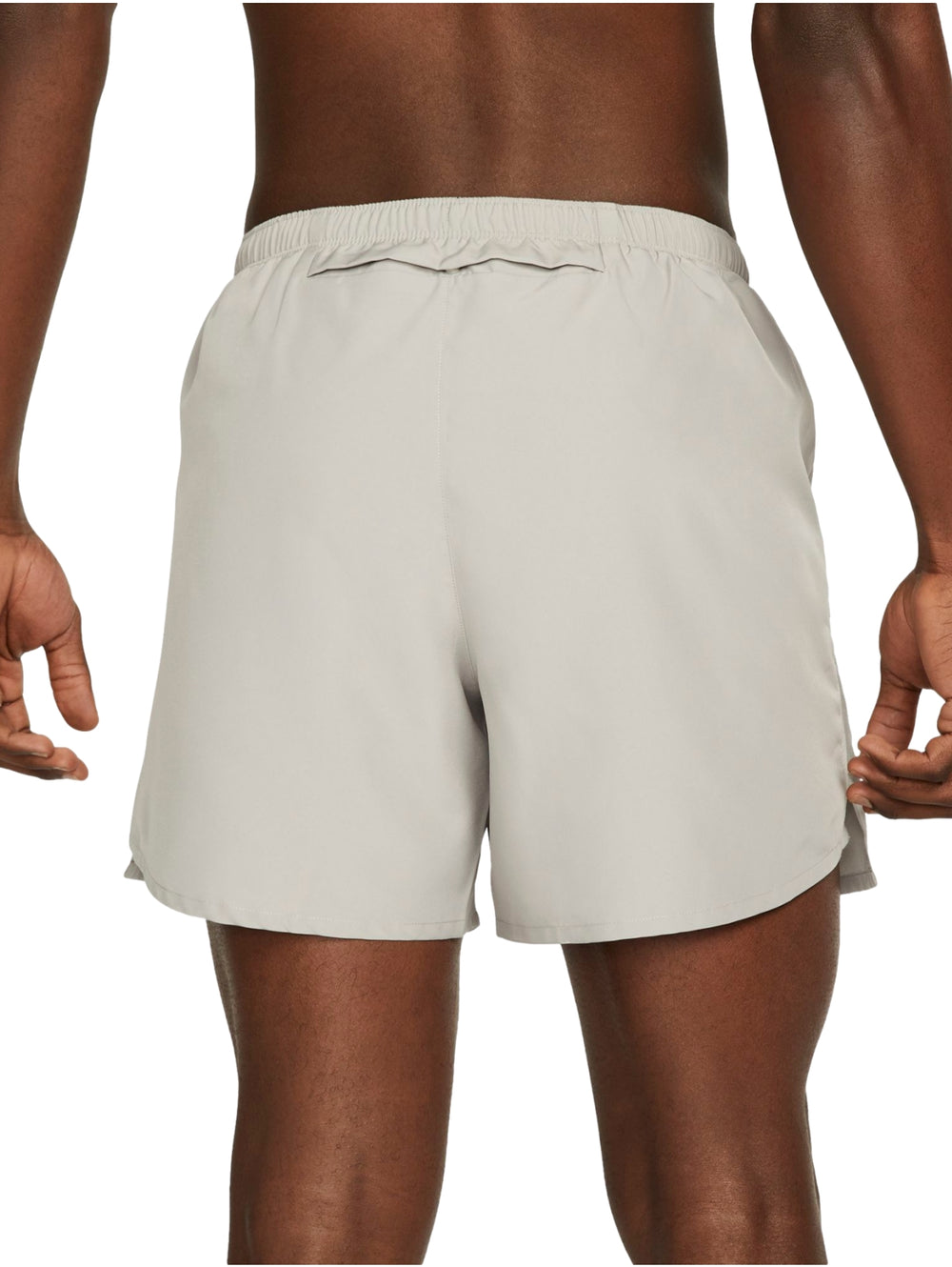 Pantalones cortos deportivos Nike en color gris cobblestone para hombre.