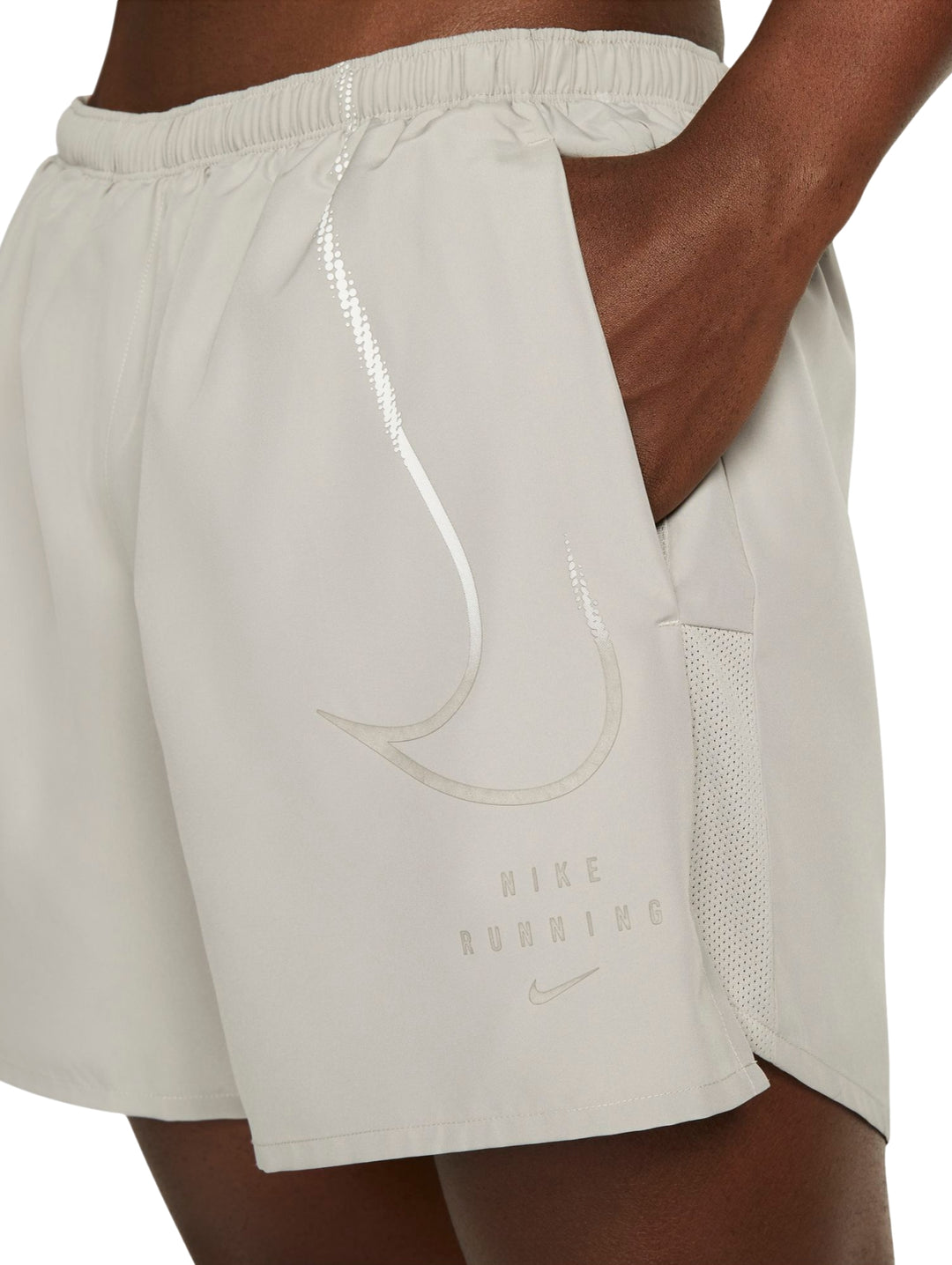 Pantalones cortos deportivos Nike en color gris cobblestone para hombre.