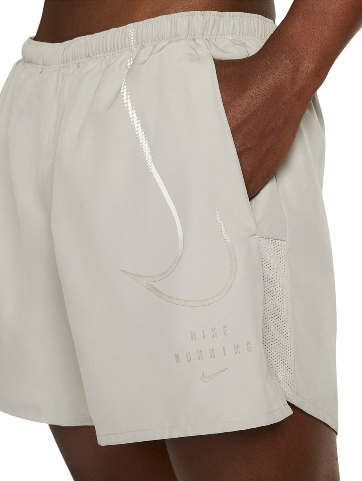 Pantalones cortos deportivos Nike en color gris cobblestone para hombre.